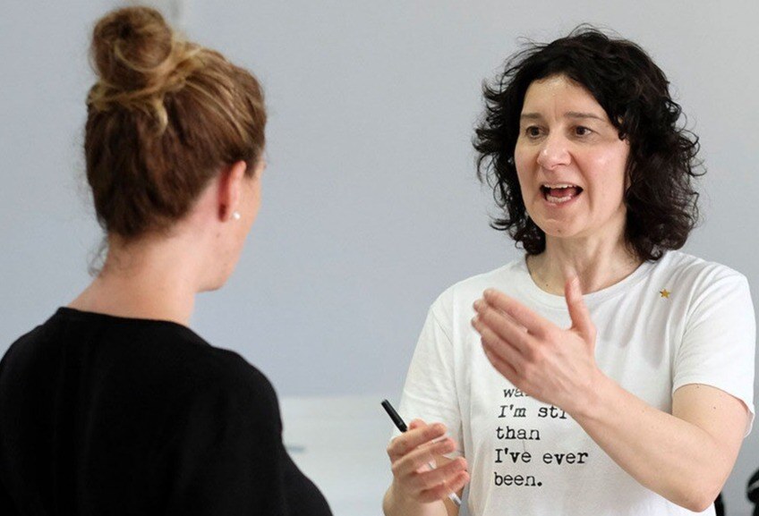 Global Warriors CEO Biba Binotti talking to a woman with her back to the camera. 